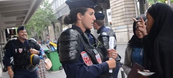 Γαλλία: Αστυνομικοί κοροϊδεύουν και σπρώχνουν γυναίκα πρόσφυγα (βίντεο)