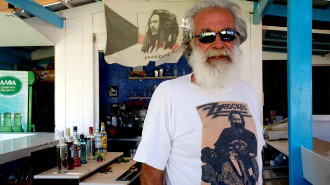 Ηλίας Πολομαρκάκης: η Κρήτη είναι ροκ – Ο Σφακιανός ιδιοκτήτης Beach Bar