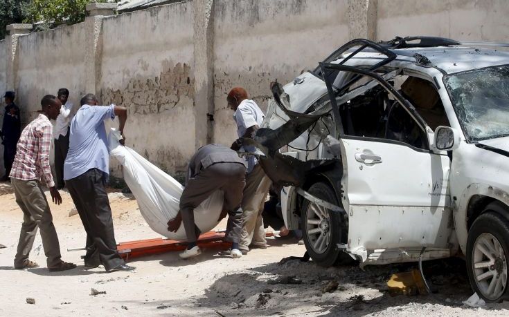Εξερράγησαν παγιδευμένα αυτοκίνητα σε βάση αστυνομίας στη Σομαλία