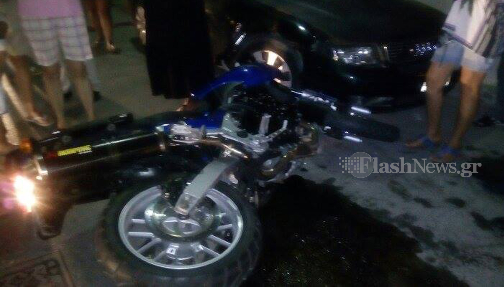 Οδηγός μηχανής έπεσε πάνω σε σταθμευμένο αυτοκίνητο στα Χανιά
