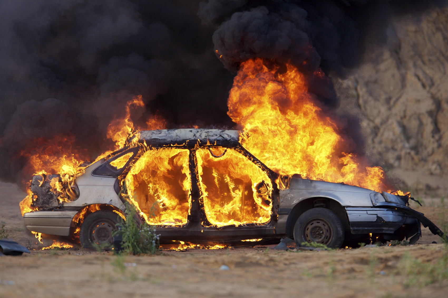 Στις φλόγες δύο οχήματα μετά από τροχαίο – Σώοι οι επτά επιβαίνοντες