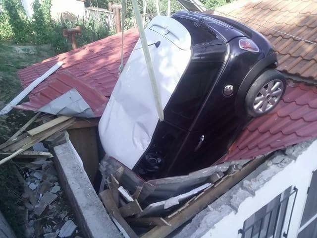 Αυτοκίνητο «προσγειώθηκε» σε σπίτι (φωτο)