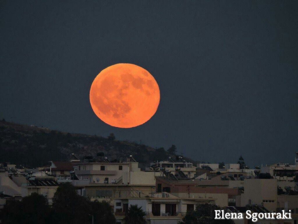 Μάγεψε η Αυγουστιάτικη πανσέληνος – Πώς είδαμε το φεγγάρι από τα Χανιά