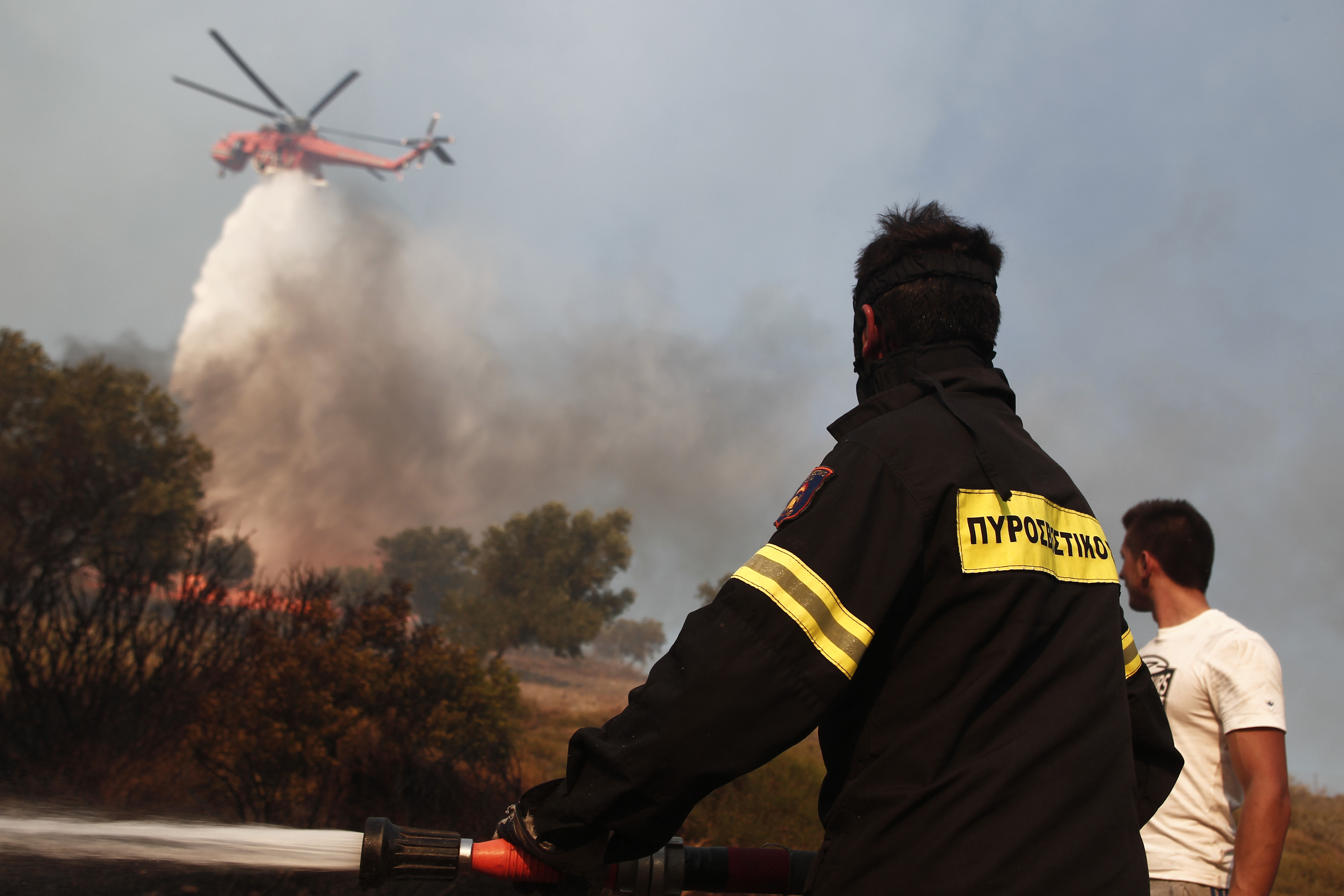 Μεγάλη φωτιά στο Ελαφονήσι από φλεγόμενο όχημα – Σηκώθηκε το πυρ.ελικόπτερο