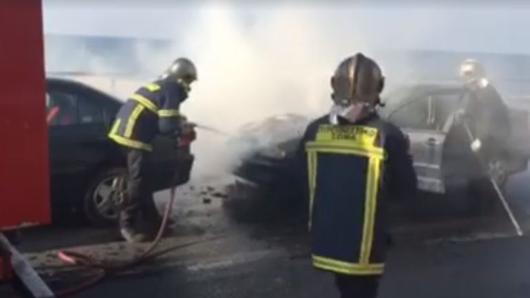 Αναστάτωση στην παραλιακή του Ηρακλείου από φλεγόμενο όχημα (βίντεο)