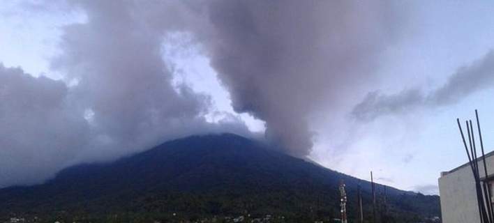 Εξερράγη το ηφαίστειο Γκαμαλάμα στην Ινδονησία