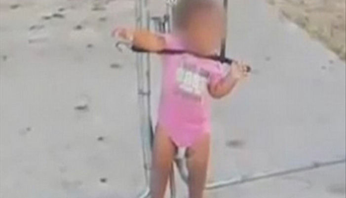Κοριτσάκι βρέθηκε κρεμασμένο με σκοινί σε φράχτη – Τι υποστηρίζει η μητέρα