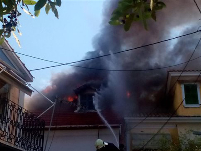 Βίντεο από τη μεγάλη φωτιά σε κατοικίες στην παλιά πόλη της Λευκάδας