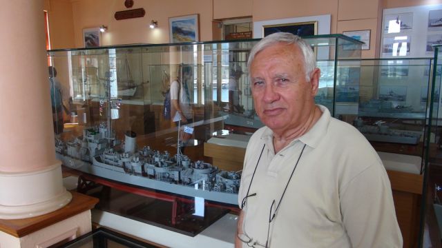 Χανιά:O πρώην αντιπλοίαρχος του Π.Ν, που κατασκευάζει μινιατούρες πλοίων