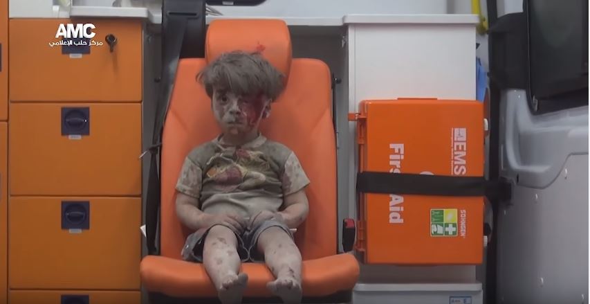Η φρίκη του πολέμου στο βλέμμα του παιδιού κάνει το γύρο του κόσμου(βίντεο)