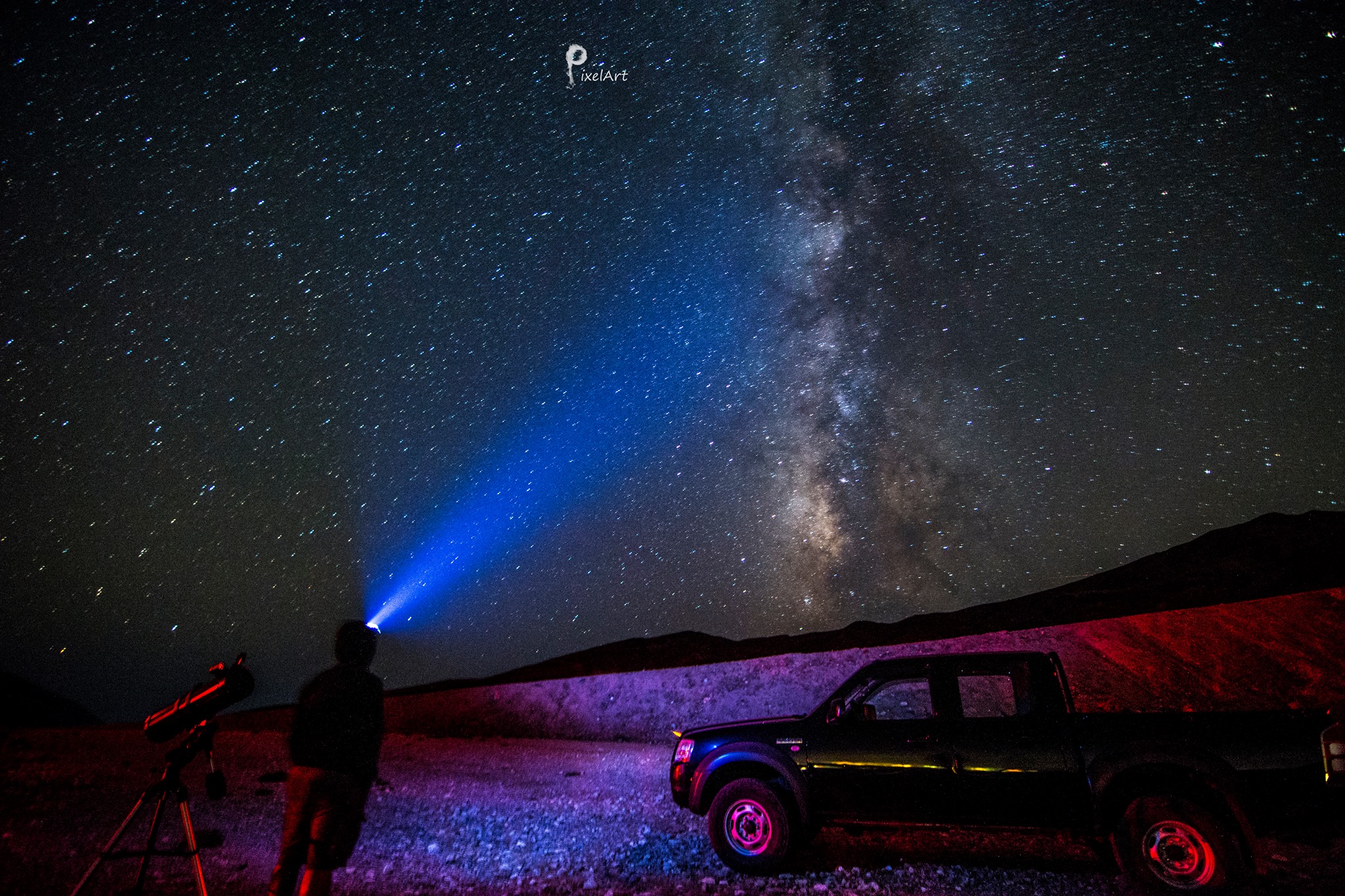 Οι ανεμογεννήτριες στο Αποπηγάδι Χανίων με… φόντο τον γαλαξία