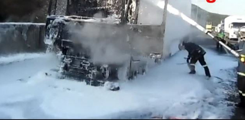 Φορτηγό ψυγείο στην Κρήτη τυλίχτηκε στις φλόγες εν κινήσει