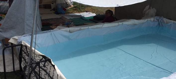 Αυτοσχέδια πισίνα έφτιαξαν οι πρόσφυγες -Σε κέντρο φιλοξενίας
