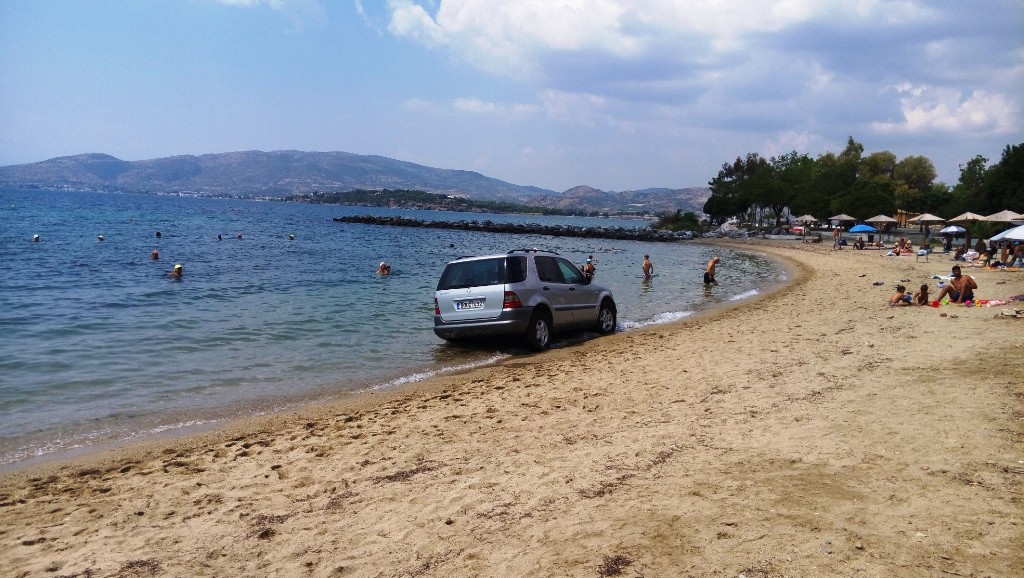 Αυτοκίνητο «όρμησε» σε λουόμενους στην παραλία (φωτο)