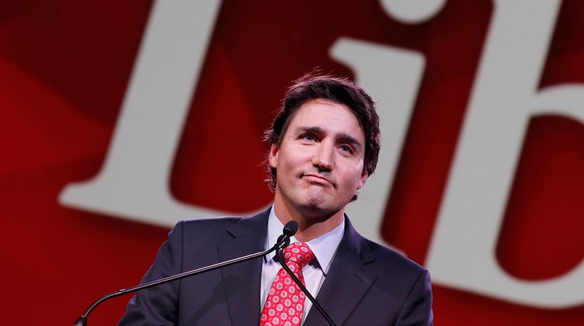 Ο Καναδός πρωθυπουργός έκανε ημίγυμνος photobomb στην φωτογραφία ζευγαριού!