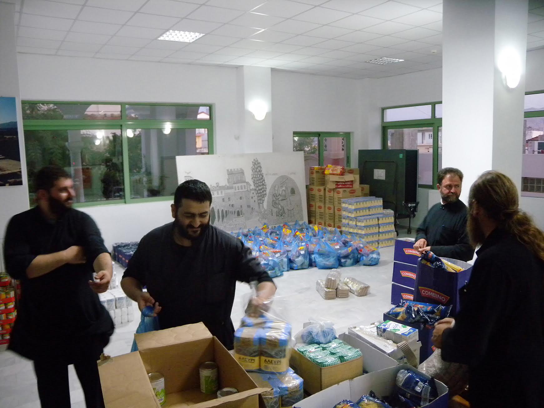 Μοίρασαν 400 τσάντες με τρόφιμα για την ημέρα της Παναγίας