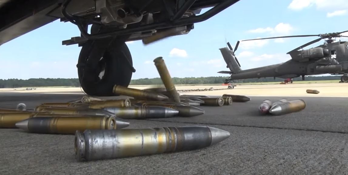 Ενα Απάτσι ΑΗ-64 του Αμερικάνικου στρατού σε δράση (βίντεο)