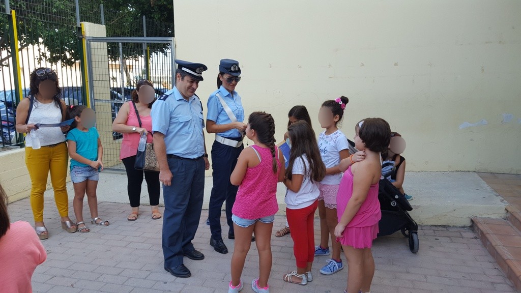 Ενημερωτικά φυλλάδια διένειμαν τροχονόμοι σε δημοτικά σχολεία της Κρήτης
