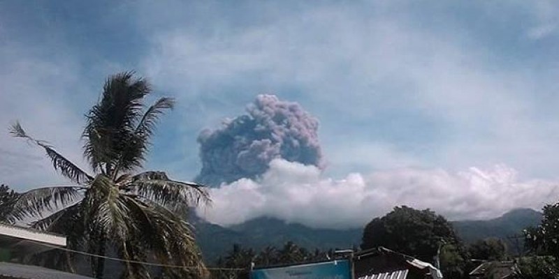 Έκρηξη ηφαιστείου στην Ινδονησία παγιδεύει εκατοντάδες (βίντεο)
