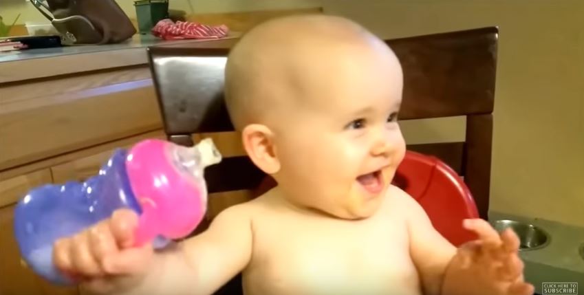 Το μωρό με το μεταδοτικό – κατσικίσιο – γέλιο