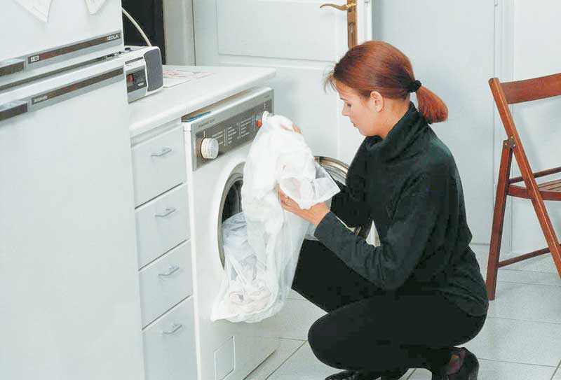 Το πλύσιμο συνθετικών ρούχων στο πλυντήριο ρυπαίνει το περιβάλλον