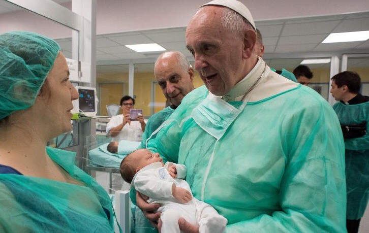 Με μάσκα και χειρουργική ρόμπα ο Πάπας Φραγκίσκος