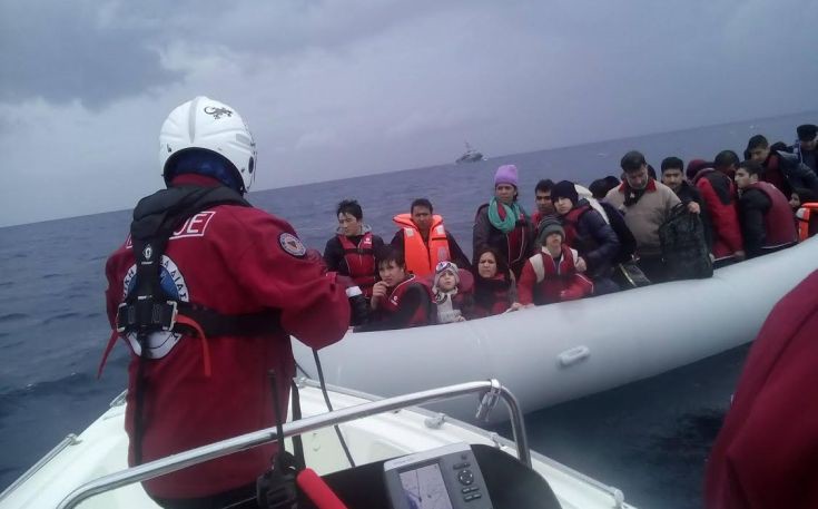 Στην Παλαιόχωρα το σκάφος με τους πρόσφυγες-μετανάστες
