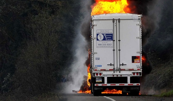 Αναστάτωση στα Ανώγεια από φορτηγό που τυλίχθηκε στις φλόγες