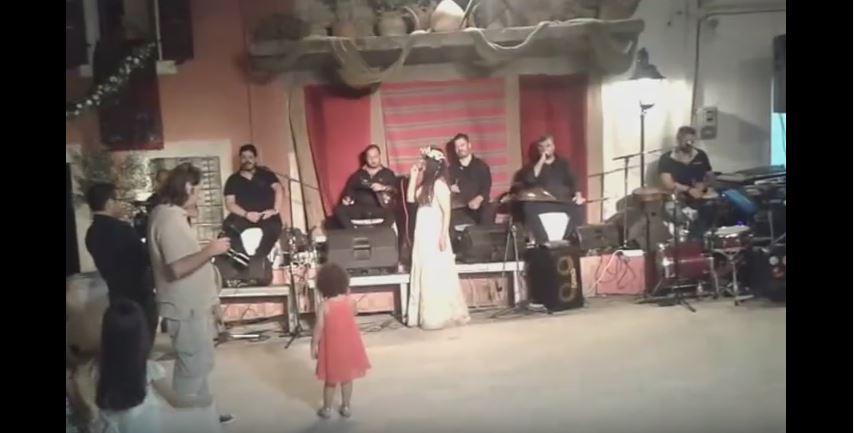 Η Μ.Τζομπανάκη τραγουδάει στο γάμο της παραδοσιακά τραγούδια της Κρήτης