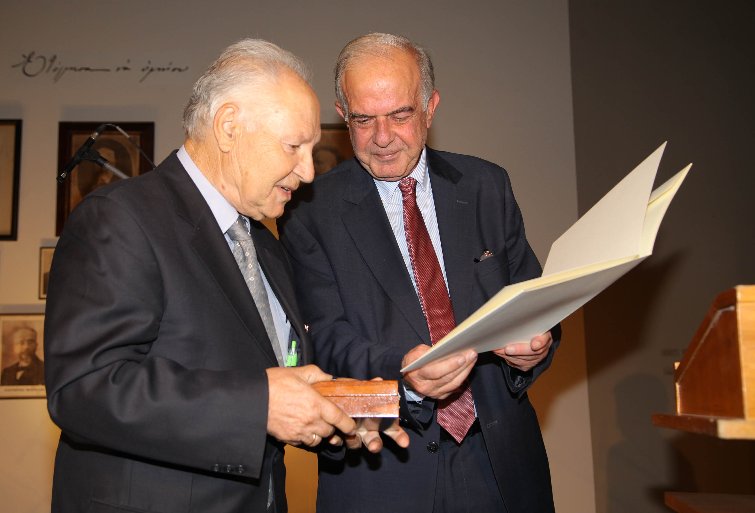 Ο δήμαρχος Ηρακλείου βράβευσε τον Θ. Δετοράκη με το «Βραβείο Ηθικής Τάξεως»
