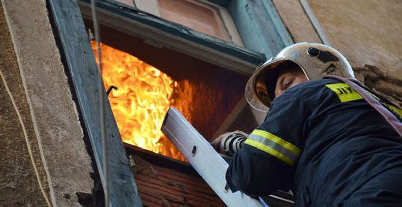 Ηράκλειο: Σπίτι παραδόθηκε στις φλόγες απο φωτιά που ξεκίνησε στο πατάρι