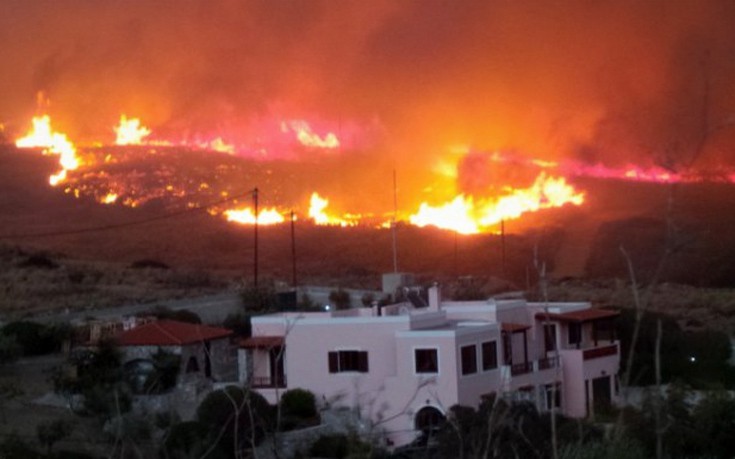 Μεγάλη πυρκαγιά απειλεί σπίτια στη Σύρο