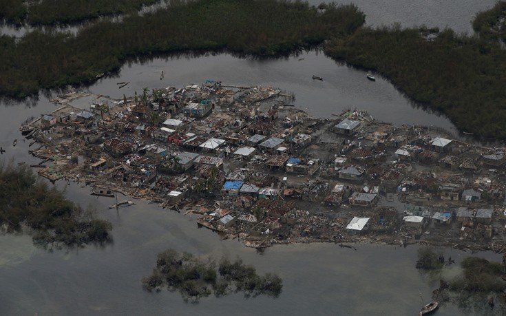 Απειλεί τη Φλόριντα ο τυφώνας Μάθιου – 339 νεκροί στην Αιτή (φωτο-βίντεο)