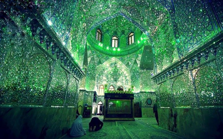 Το «σμαραγδένιο» μνημείο του Ιράν που κατακλύζεται από φως