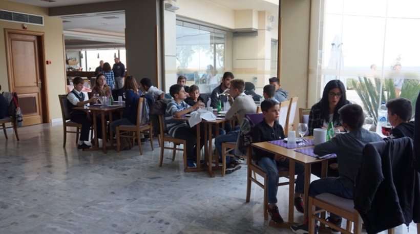 Άνδρες των ΜΑΤ στη Χίο δώρισαν το γεύμα τους σε παιδιά άπορων οικογενειών