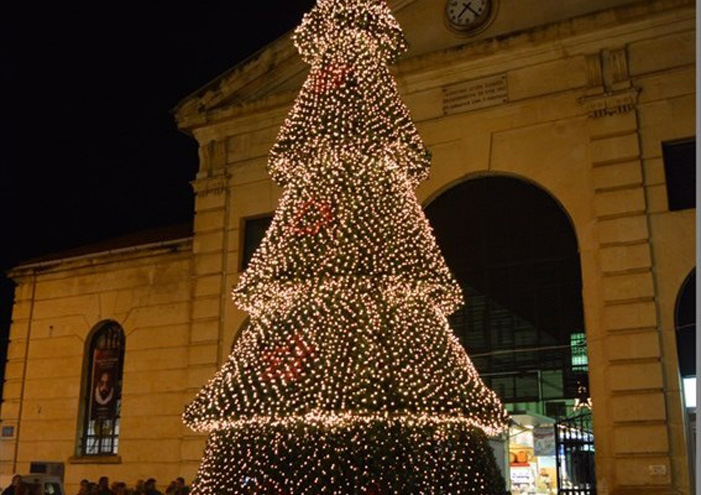 Βανδαλισμοί στο Χριστουγεννιάτικο δέντρο στην Δημοτική αγορά στα Χανιά