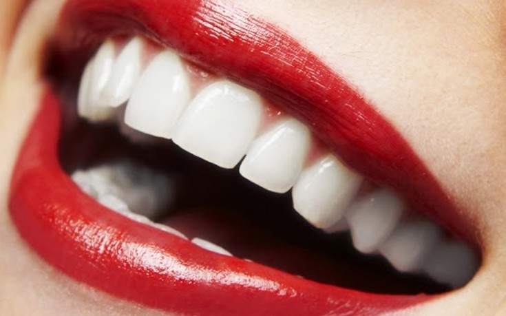 Τρία κόλπα για πιο λευκά δόντια