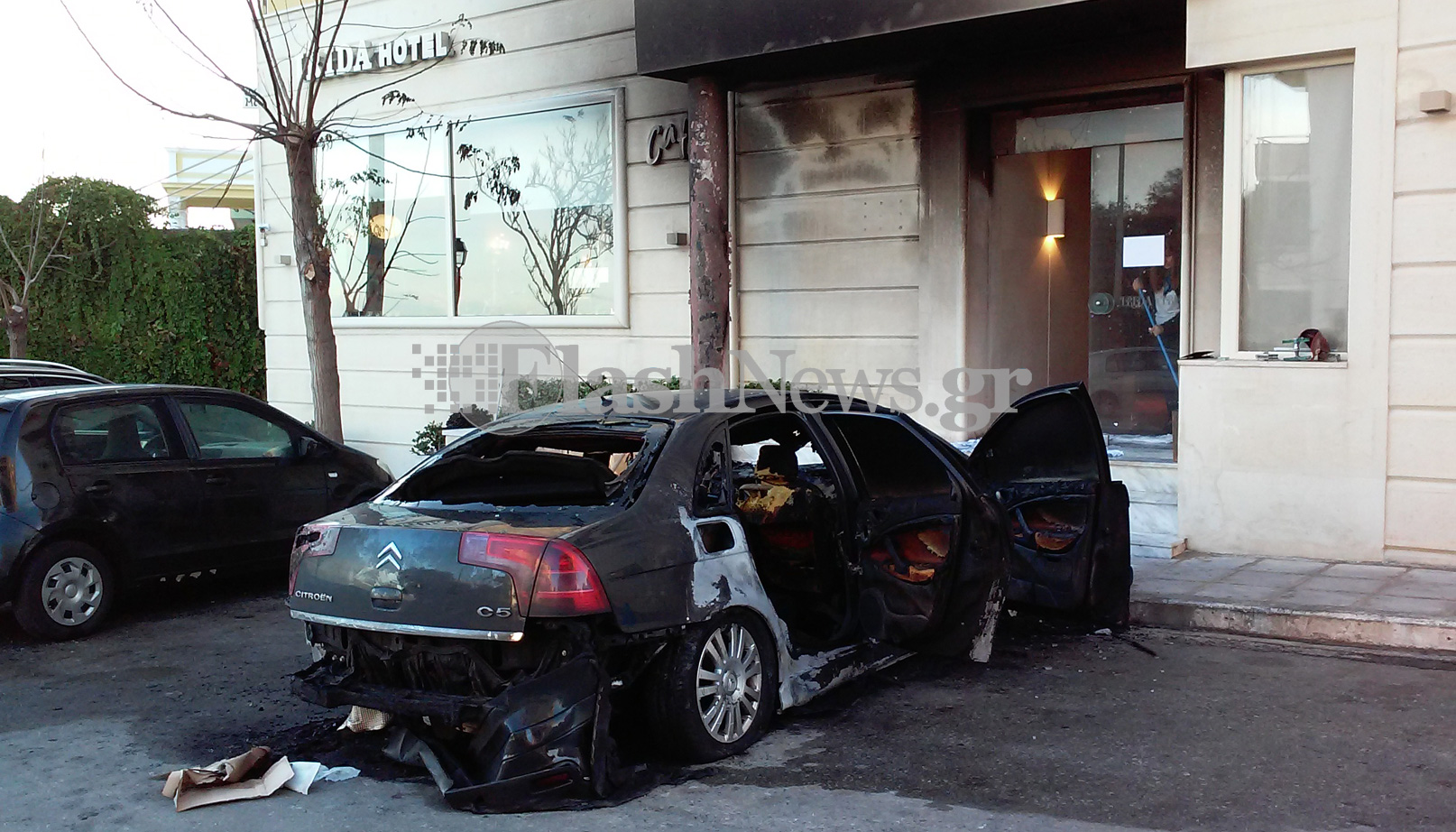 Χανιά: Παρανάλωμα του πυρός ένα όχημα – Ζημιές σε είσοδο ξενοδοχείου (φωτο)