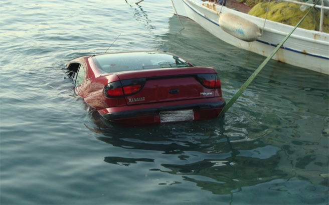 Αντί να οδηγήσει το αυτοκίνητο στο πλοίο, το έριξε στη θάλασσα