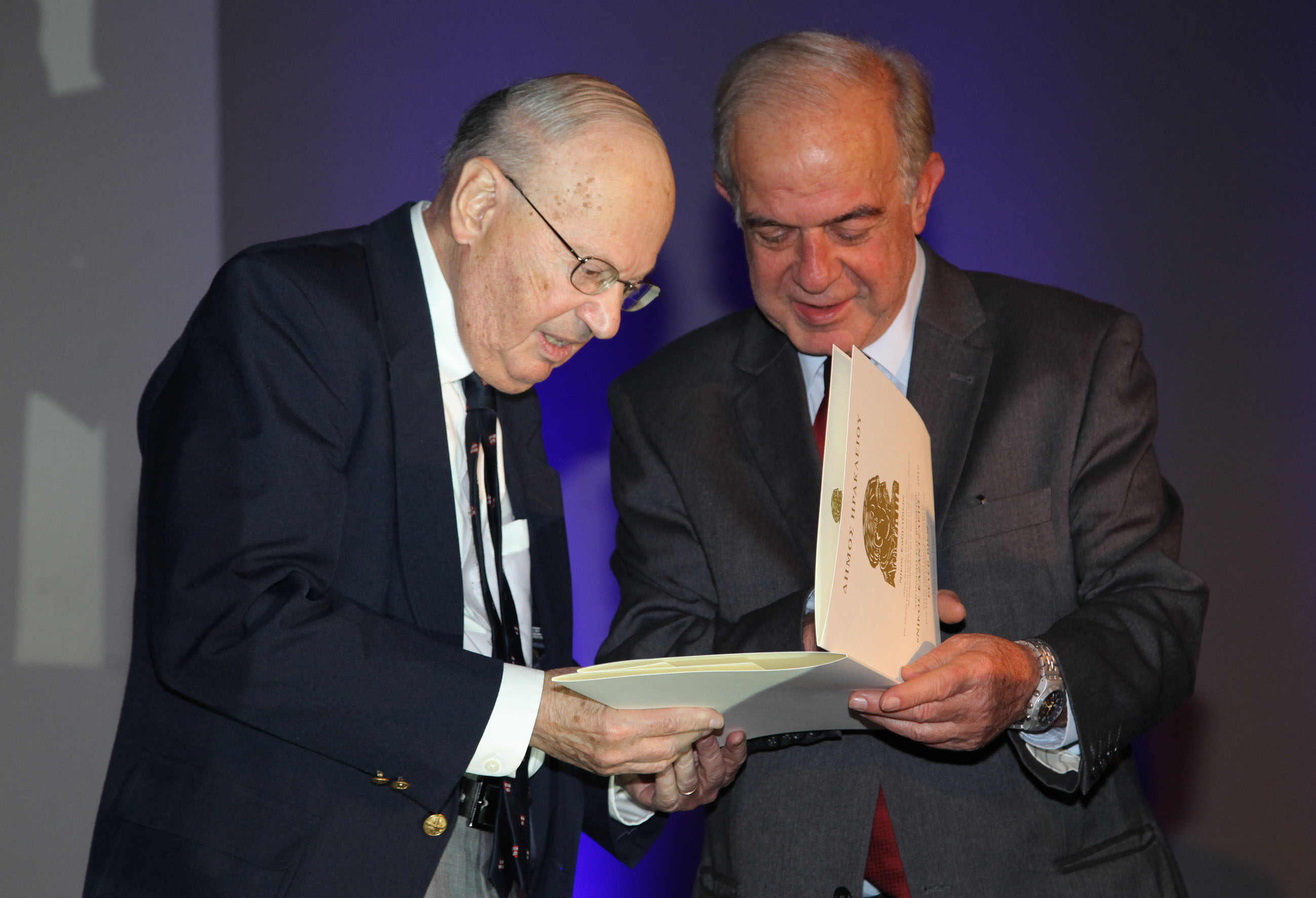 Ο Δήμος Ηρακλείου απένειμε το Βραβείο «Νίκος Καζαντζάκης» στον Peter Bien