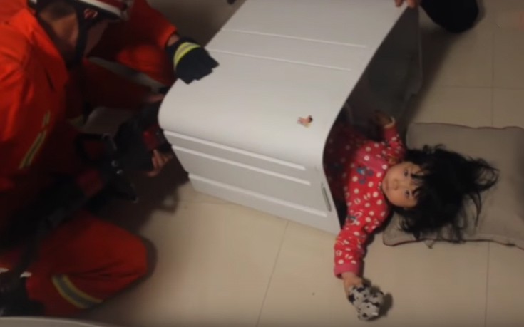Η Πυροσβεστική απεγκλώβισε 2χρονη από… πλυντήριο ρούχων