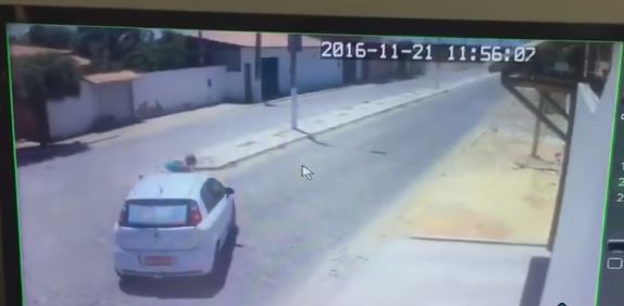 Γλίτωσε από το αυτοκίνητο, αλλά του «επιτέθηκε» η κολόνα (βίντεο)