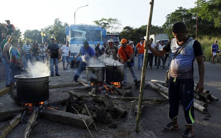Χάος και βίαια επεισόδια στη Βενεζουέλα λόγω έλλειψης ρευστού