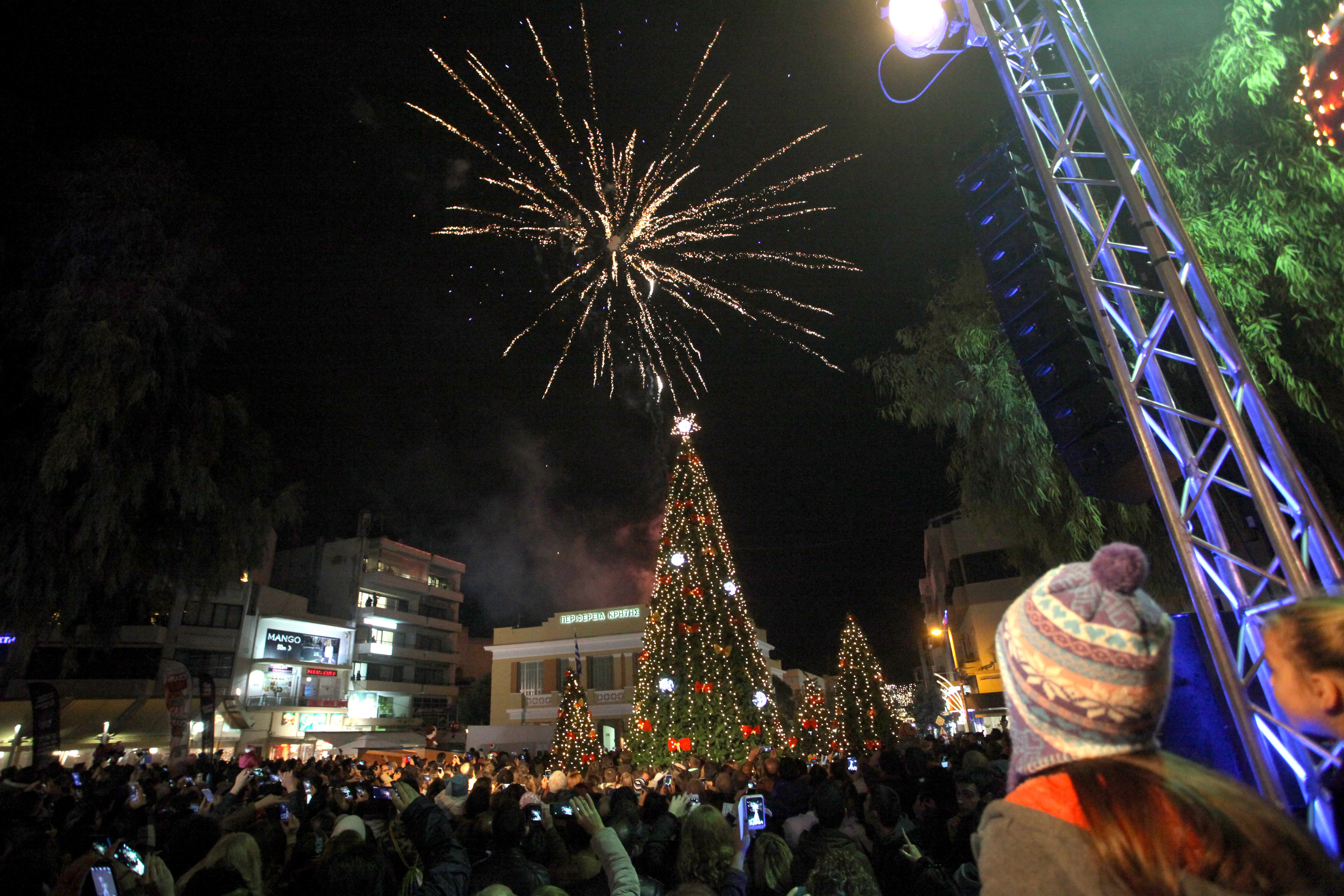 Εντυπωσιακή η φωταγώγηση του Χριστουγεννιάτικου δέντρου στο Ηράκλειο (φωτό)