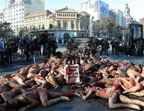 Γυμνή διαδήλωση στη Βαρκελώνη κατά της γούνας