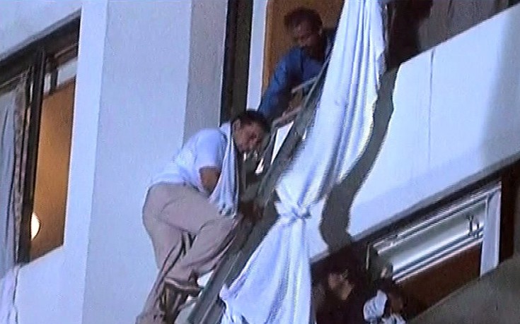 Πελάτες εγκλωβίστηκαν μέσα σε φλεγόμενο ξενοδοχείο στο Πακιστάν – 11 νεκροί