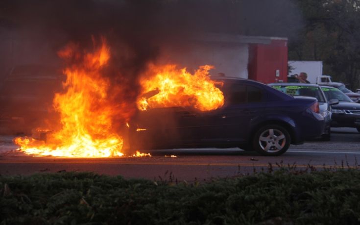 Κάηκαν ολοσχερώς τρία αυτοκίνητα τα ξημερώματα στη Θεσσαλονίκη