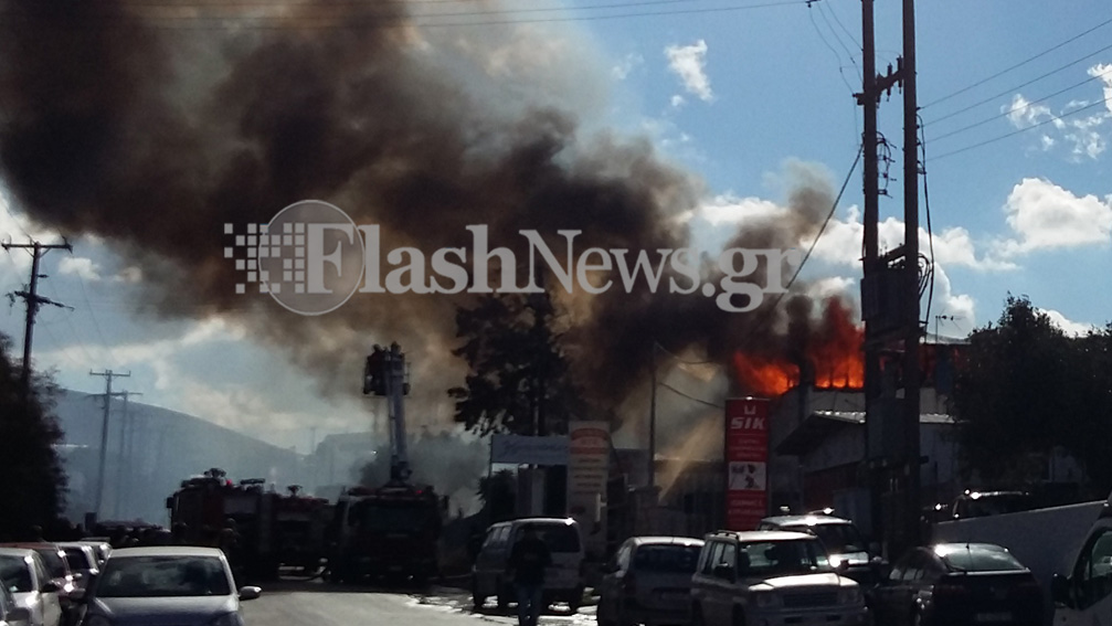 Μεγάλη φωτιά σε αποθήκη ξυλίας στη ΒΙΠΕ – Εκκενώθηκαν κτίρια