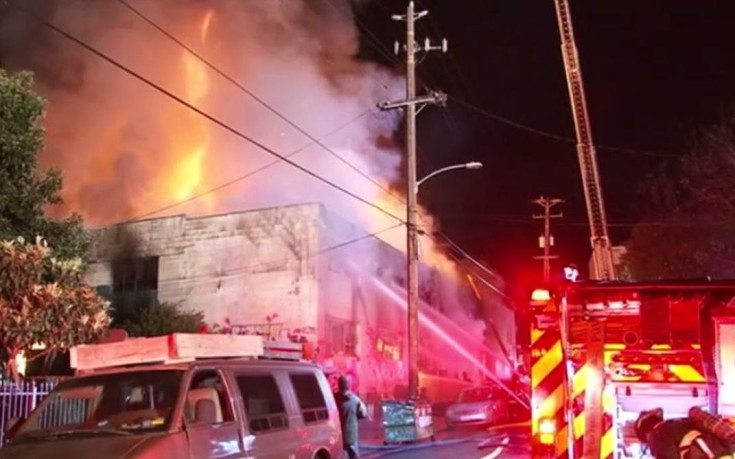 Φόβοι για περισσότερα θύματα από την πυρκαγιά σε αποθήκη στην Καλιφόρνια