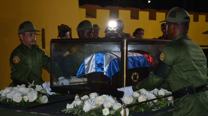 Η τέφρα του Φιντέλ Κάστρο στο Σαντιάγο για τον τελευταίο αποχαιρετισμό